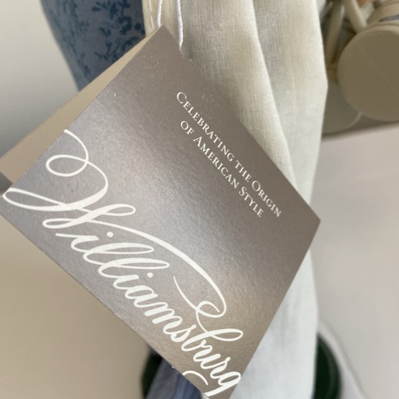 Byers' Choice Tavern Woman with Mugs - 2004 - Picture 10 of 13